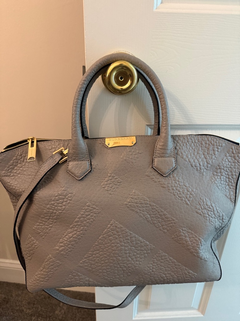 Burberry Heritage Grain check embossed medium Drewsburry Tote, Pale Grey